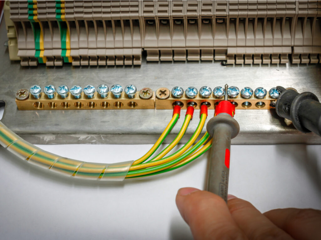 Het is krom en geel maar geen banaan. Waar denkt u dan aan?