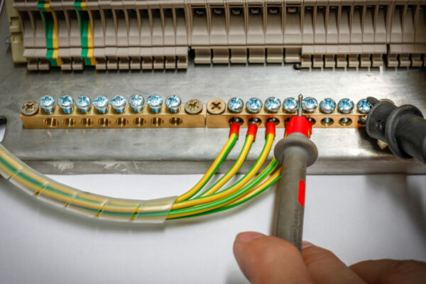 Het is krom en geel maar geen banaan. Waar denkt u dan aan?