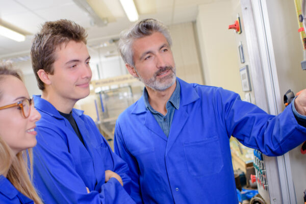 Wordt het lijden of (op)leiden?